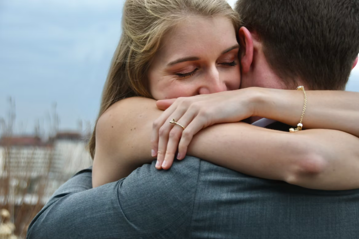 50 Mensajes de amor para decirle «Te echo de menos» (y derretir su corazón)