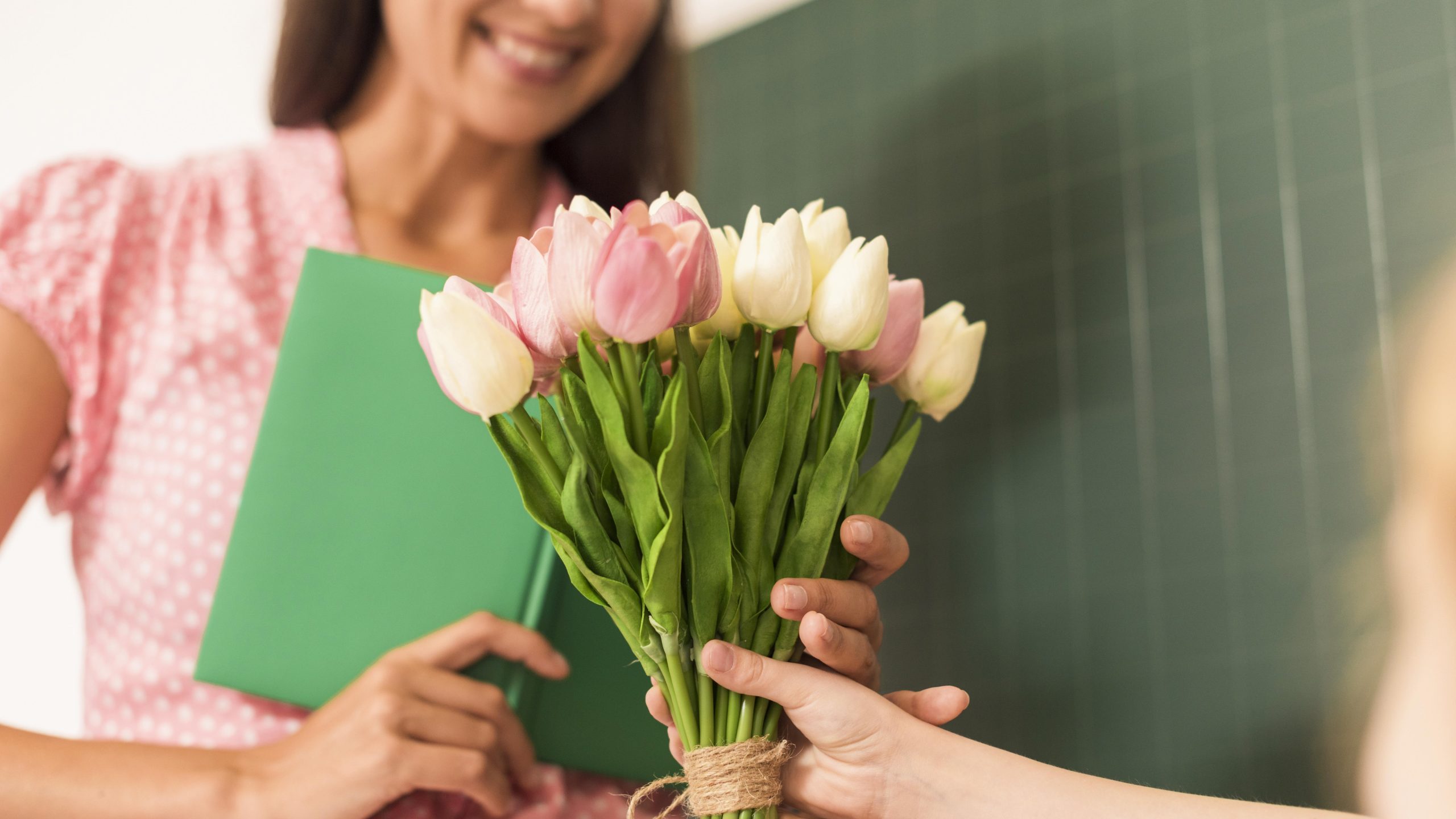 ¡Atención grupos de AMPA/WhatsApp! Los 10 mejores regalos para profes perfectos para personalizar por toda la clase