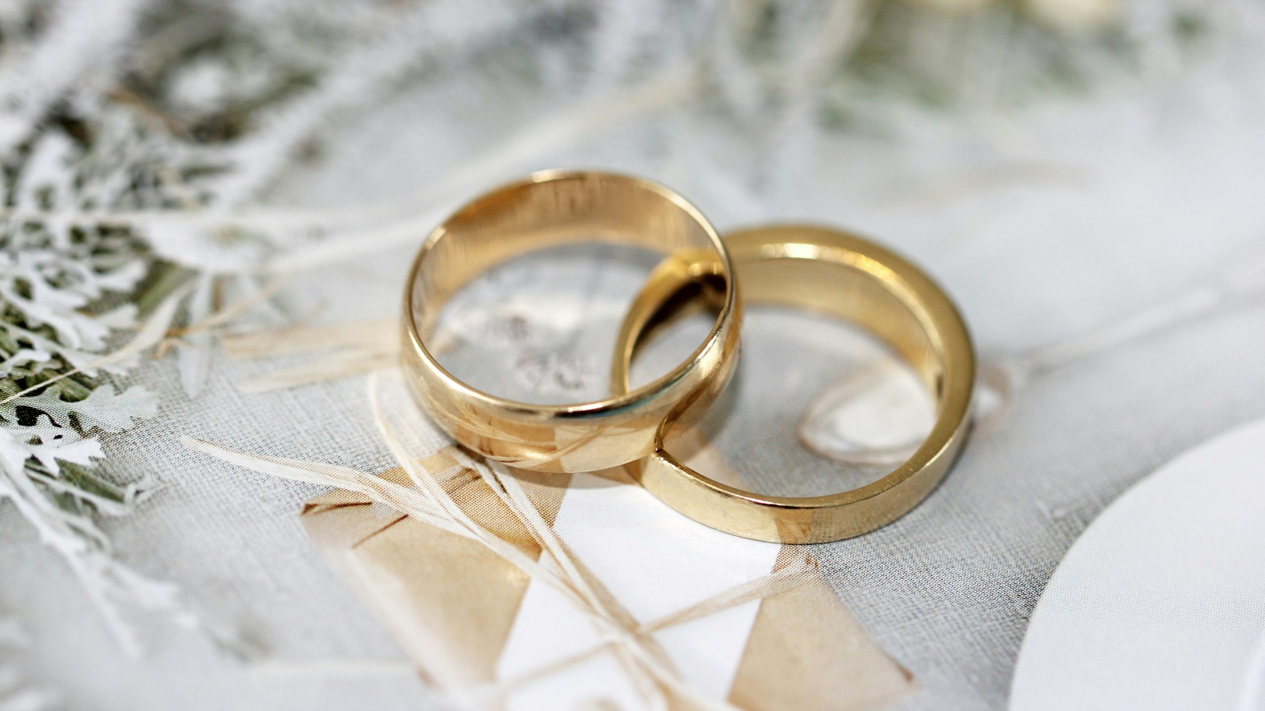 Más allá del anillo: ¿Por qué los accesorios personalizados hacen que tu propuesta (y tu boda) sean verdaderamente inolvidables?