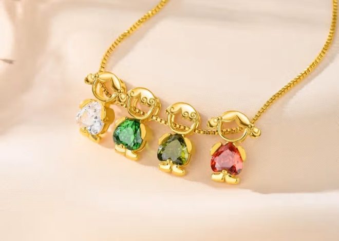 El vínculo imborrable de la familia: El collar de plata con contorno de niño y niña y piedras de nacimiento
