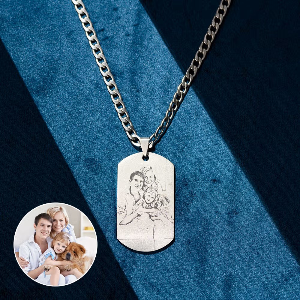 Un recuerdo indestructible para papá: El collar de acero de titanio con foto grabada que conmueve en cualquier ocasión