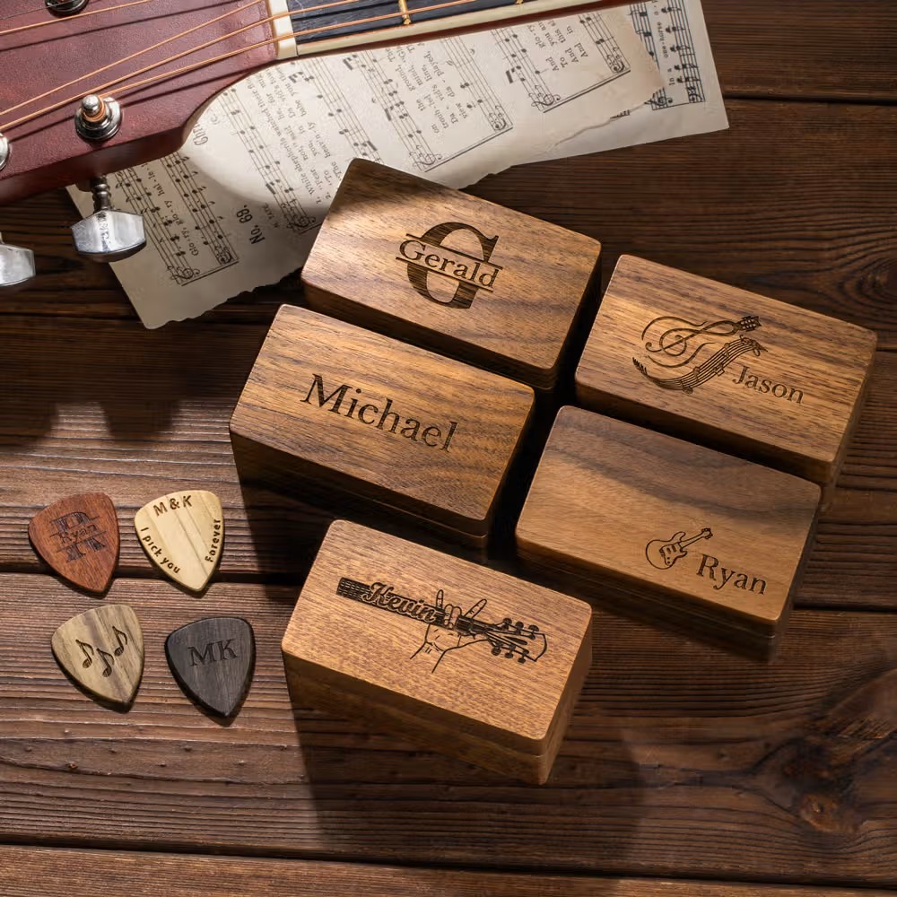 Calidez natural, música y artesanía: Juego de caja magnética de madera y púas grabadas