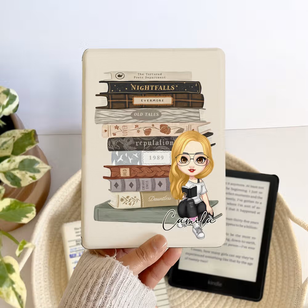 Magia literaria en tus manos: La funda para Kindle personalizada con libros retro y personaje animado