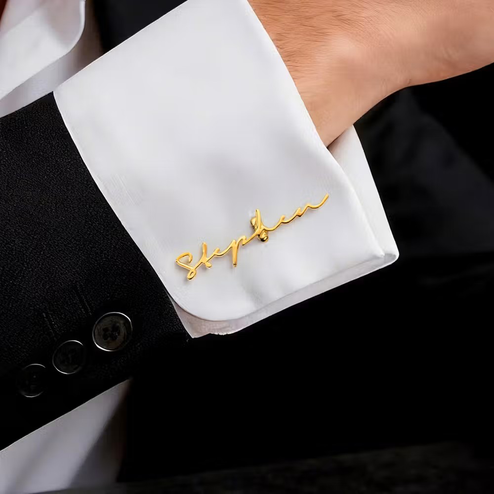 Distinción en el puño: Los gemelos personalizados de nombre que elevan la sastrería masculina