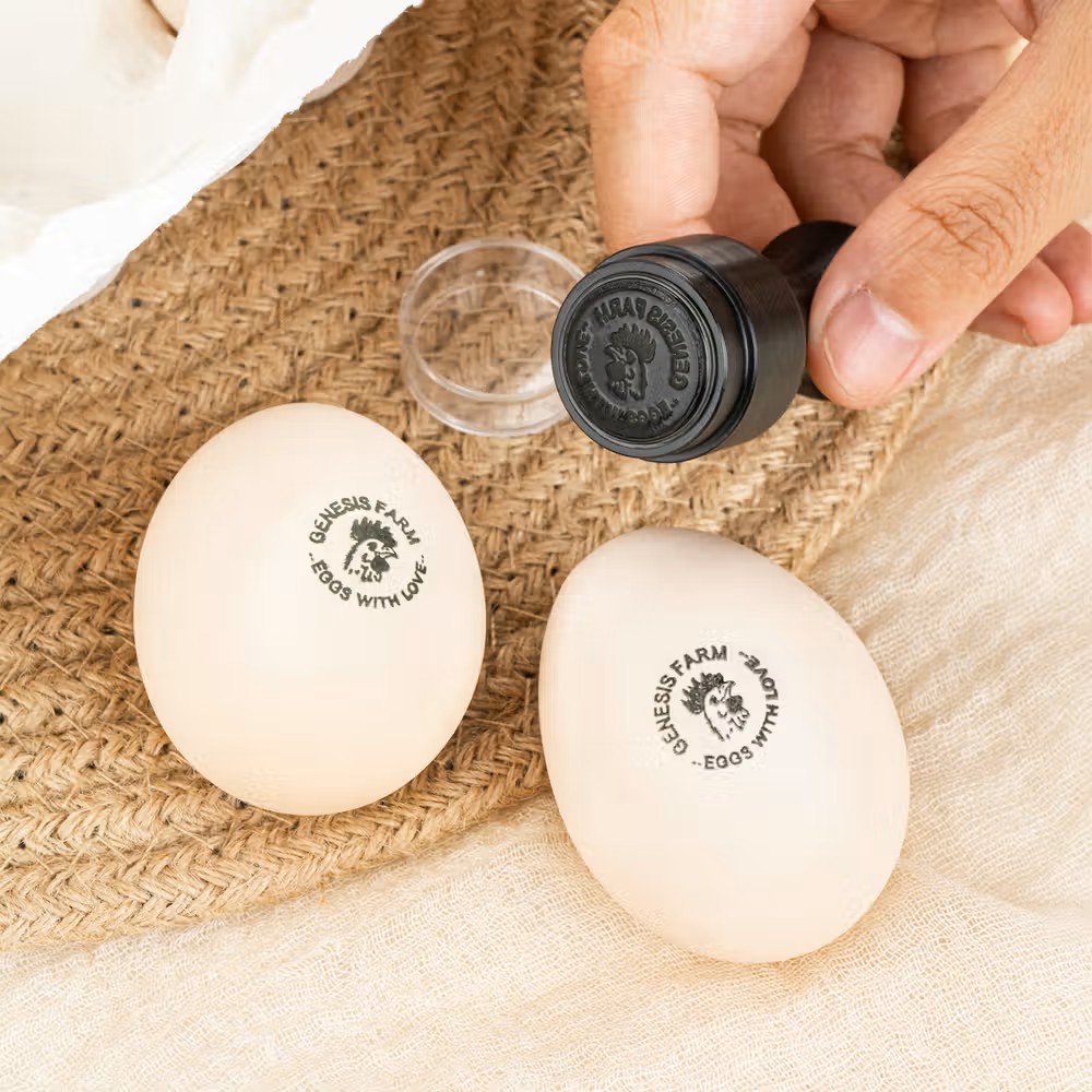 Tradición, personalización y granja: Sello de etiquetas para huevos con silueta de gallina y caja metálica