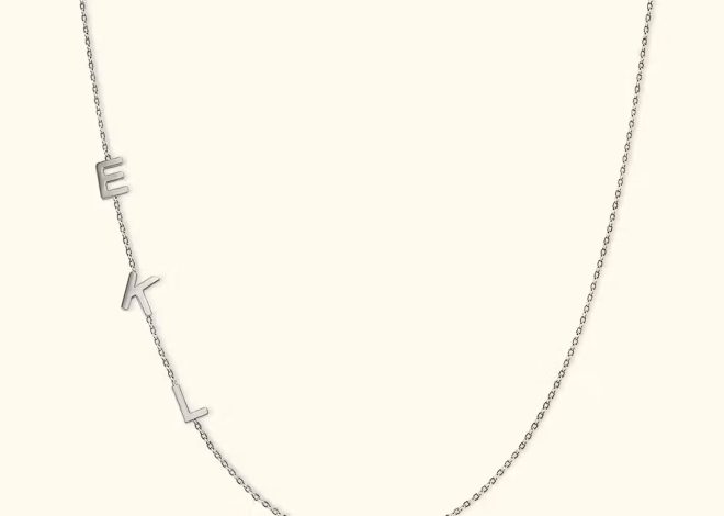 Elegancia asimétrica: Collar delicado de lado minimalista con nombre inicial personalizado