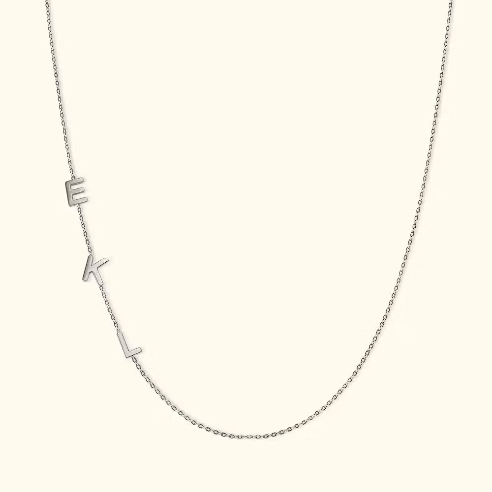 Elegancia asimétrica: Collar delicado de lado minimalista con nombre inicial personalizado
