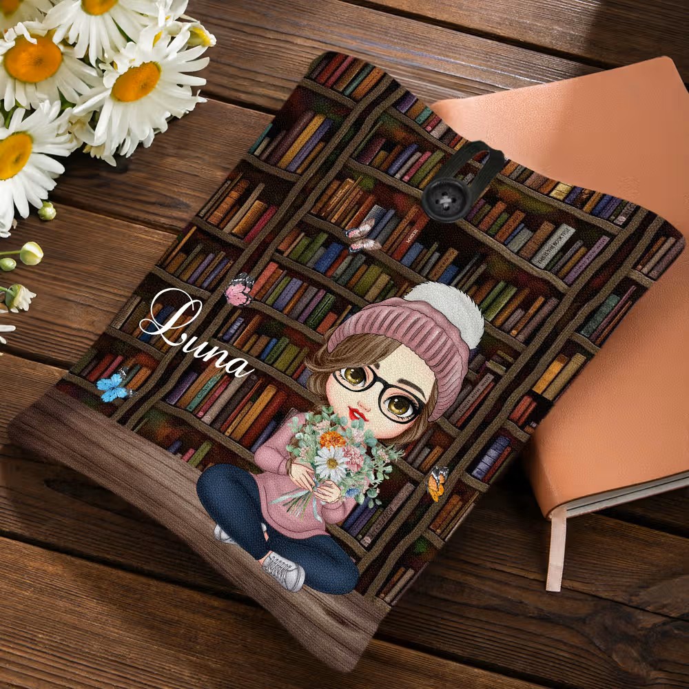 Un toque de magia en cada lectura: La funda de libro personalizada con personaje animado y flores de nacimiento