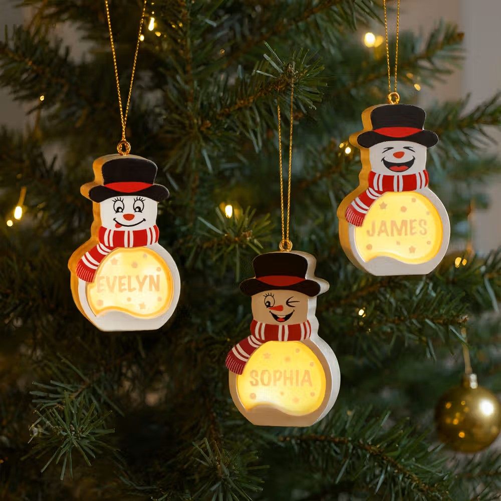 Ilumina tus fiestas con calidez: El adorno navideño de madera LED con muñeco de nieve y nombre