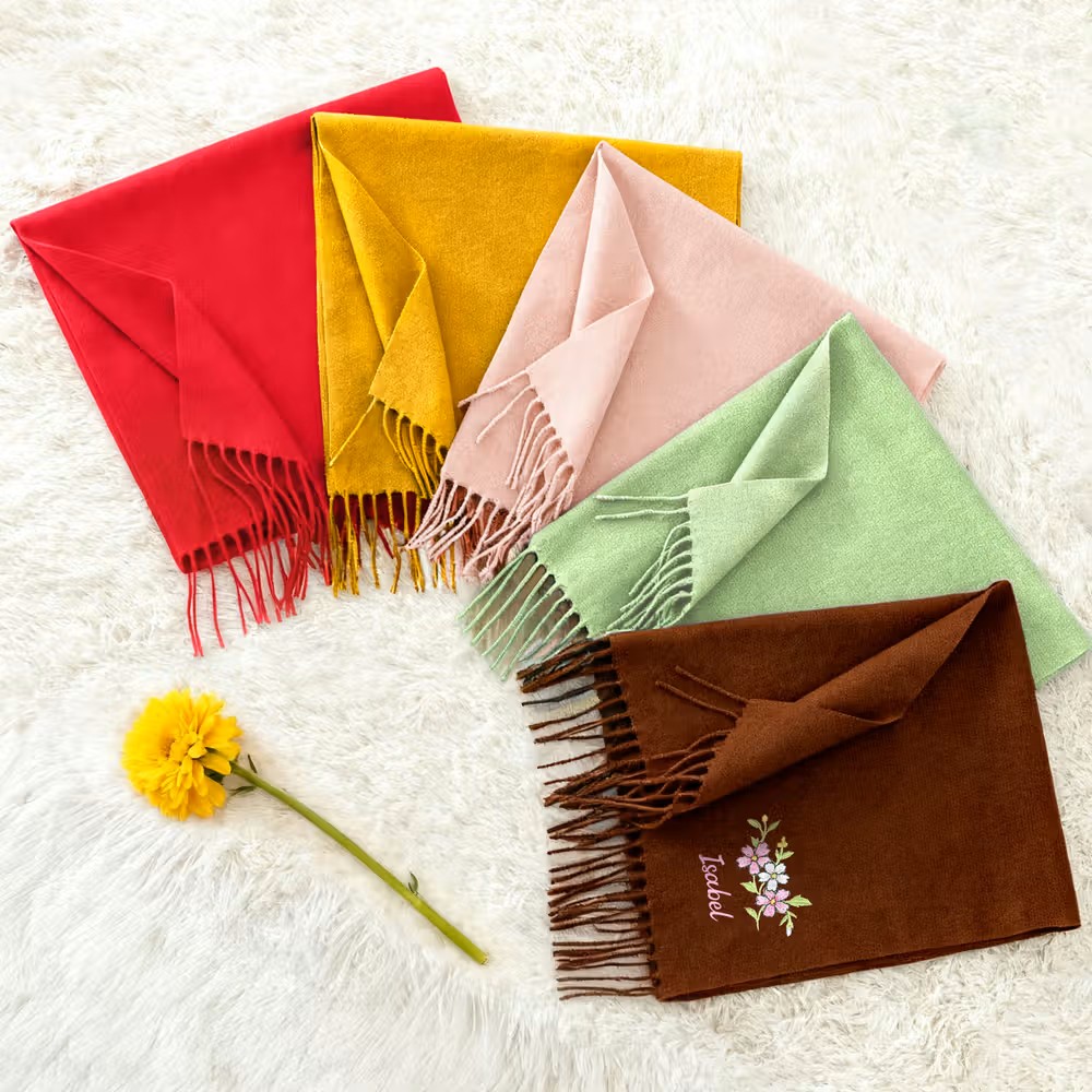 Calidez y elegancia personalizada: Bufanda suave con nombre, bordado floral colorido y borlas