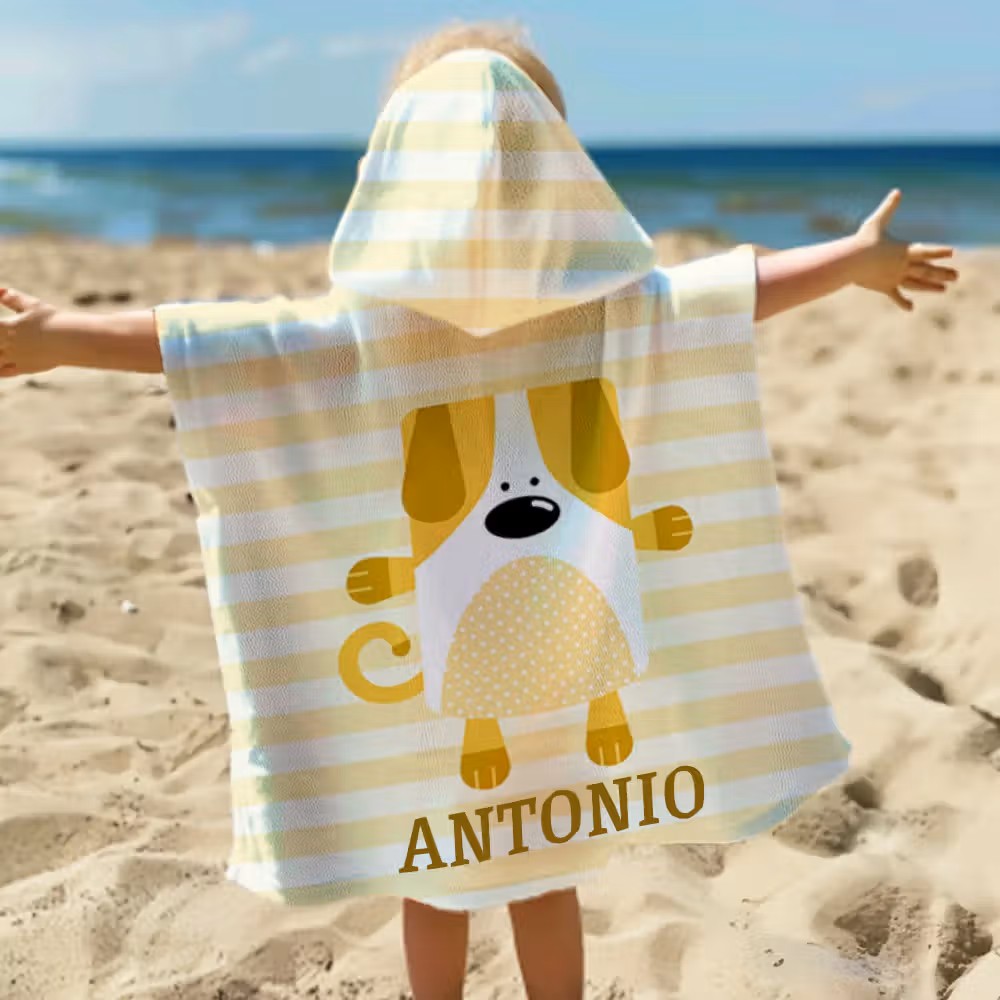 Diversión al sol: Toalla de playa personalizada con capucha y animalitos para niños