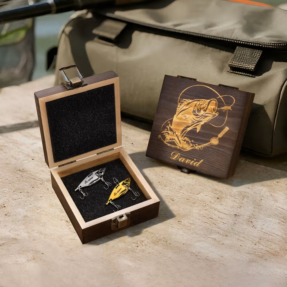 El detalle perfecto para aficionados a la pesca: Set de 2 señuelos metálicos biónicos con caja de madera personalizada