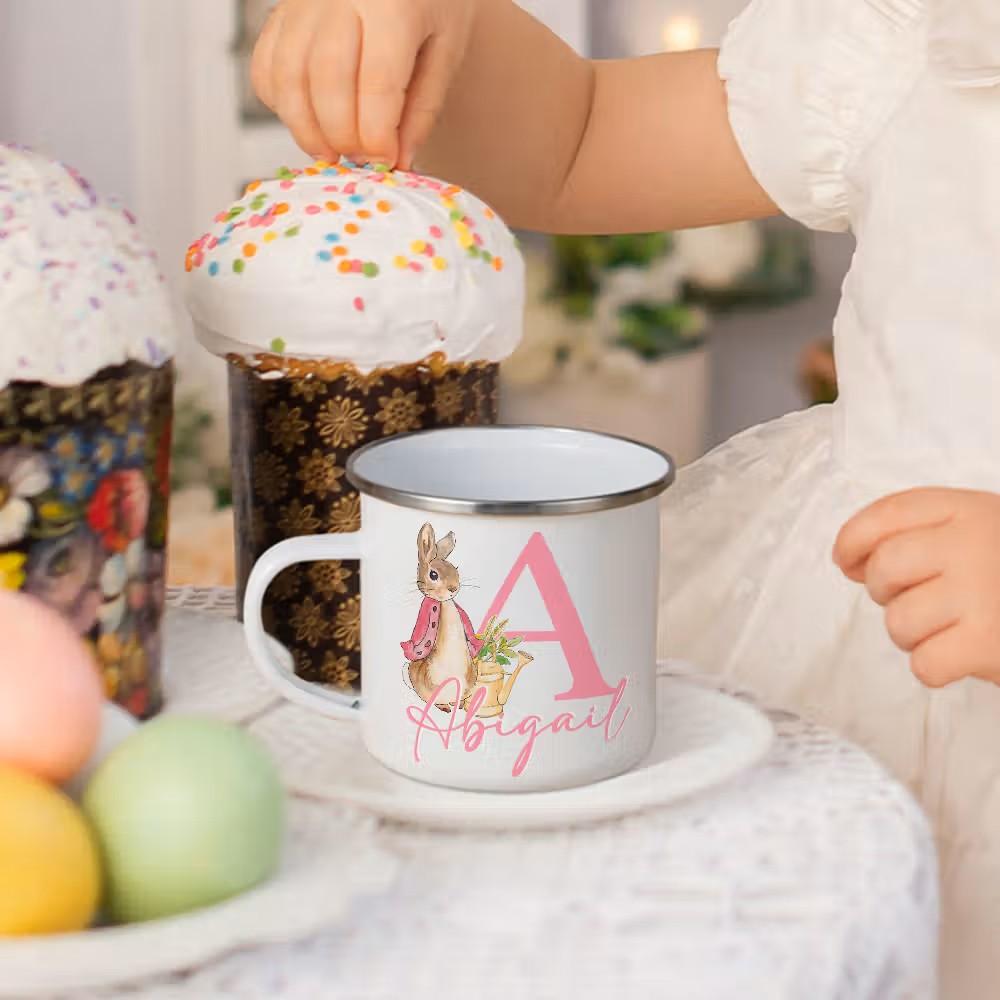 Dulzura y resistencia para sus desayunos: La taza esmaltada de conejito con inicial y nombre