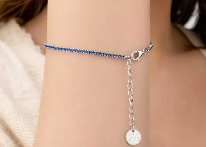 Pulsera de tenis de plata esterlina con encanto de inicial personalizada: Elegancia minimalista para amantes del tenis