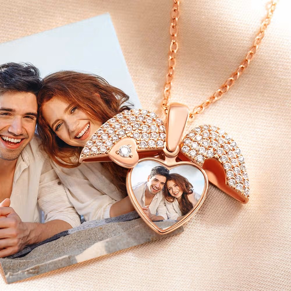 Collar guardapelo de corazón personalizado con foto y circonitas: Elegancia y recuerdo en una joya única