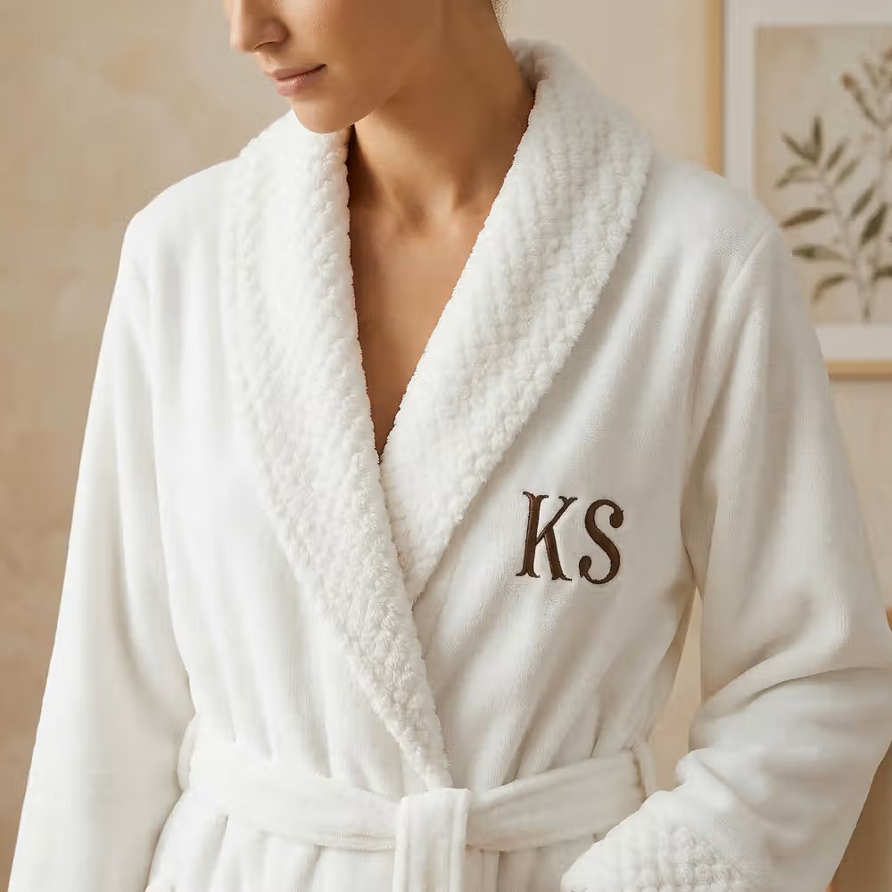 Albornoz personalizado con nombre y monograma bordado: Un regalo de lujo y confort para mujer