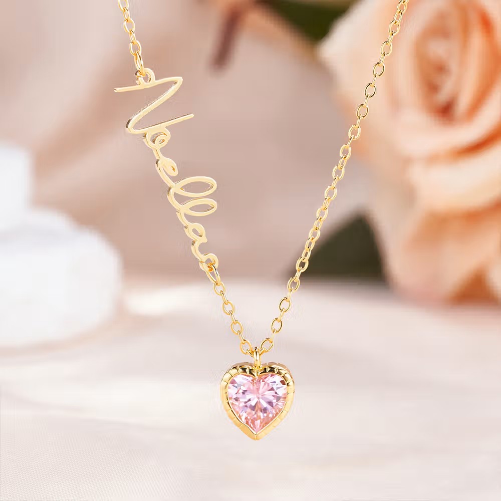El latido de tus recuerdos: El collar de corazón personalizado que ilumina cada mirada