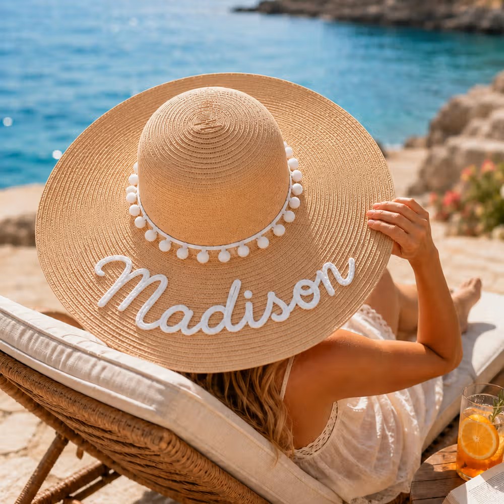 Sombrero de paja bordado con nombre personalizado y cuentas: Elegancia y protección para tus vacaciones de verano
