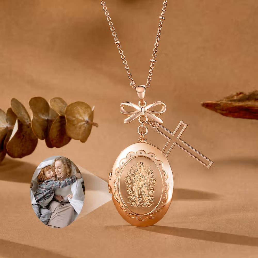 Collar relicario personalizado de la Virgen María con foto y cruz: Joyería con significado y fe