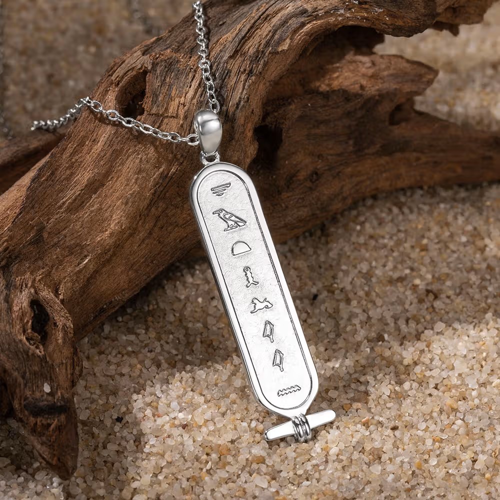 Collar personalizado con cartucho egipcio y jeroglíficos: Un amuleto histórico lleno de significado