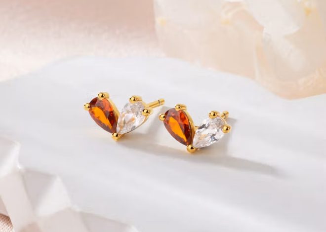 Pendientes de plata de ley con piedra de nacimiento y corazón simétrico: Elegancia minimalista