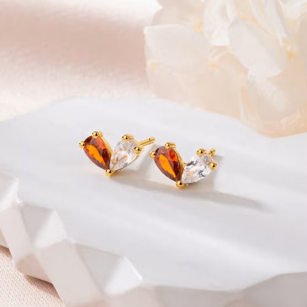 Pendientes de plata de ley con piedra de nacimiento y corazón simétrico: Elegancia minimalista