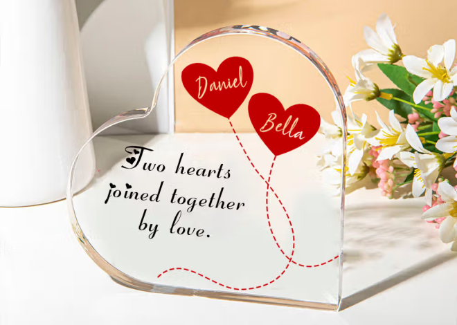 Unión eterna que decora el hogar: La placa acrílica con forma de corazón y dos corazones entrelazados con nombres de pareja