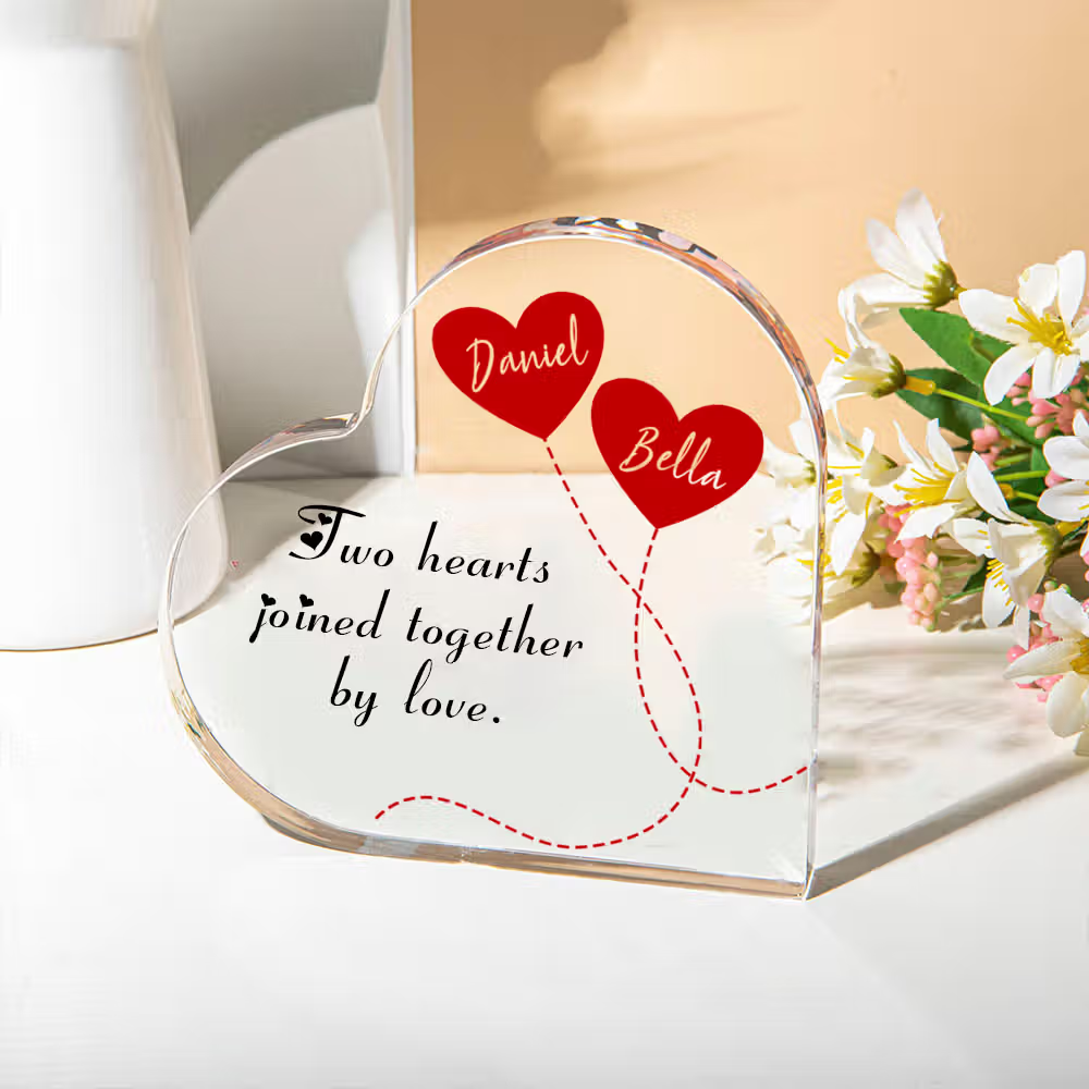 Unión eterna que decora el hogar: La placa acrílica con forma de corazón y dos corazones entrelazados con nombres de pareja