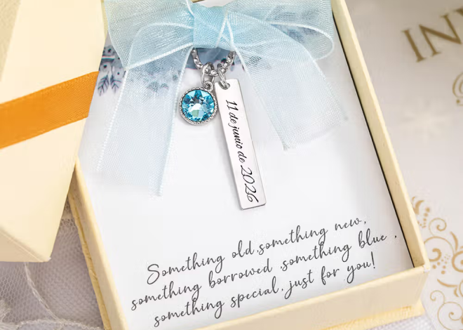 Un detalle de buena suerte para el día más especial: El encantador colgante personalizado de cristal azul para ramo de novia con grabado y tarjeta “Algo Azul”