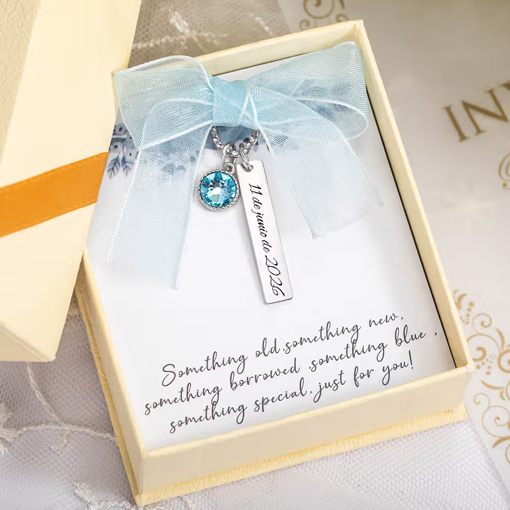 Un detalle de buena suerte para el día más especial: El encantador colgante personalizado de cristal azul para ramo de novia con grabado y tarjeta “Algo Azul”