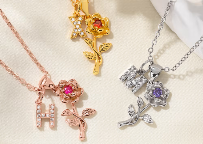 Un símbolo eterno de amor y elegancia: El exquisito collar de rosa personalizada con piedra de nacimiento e inicial para mujer