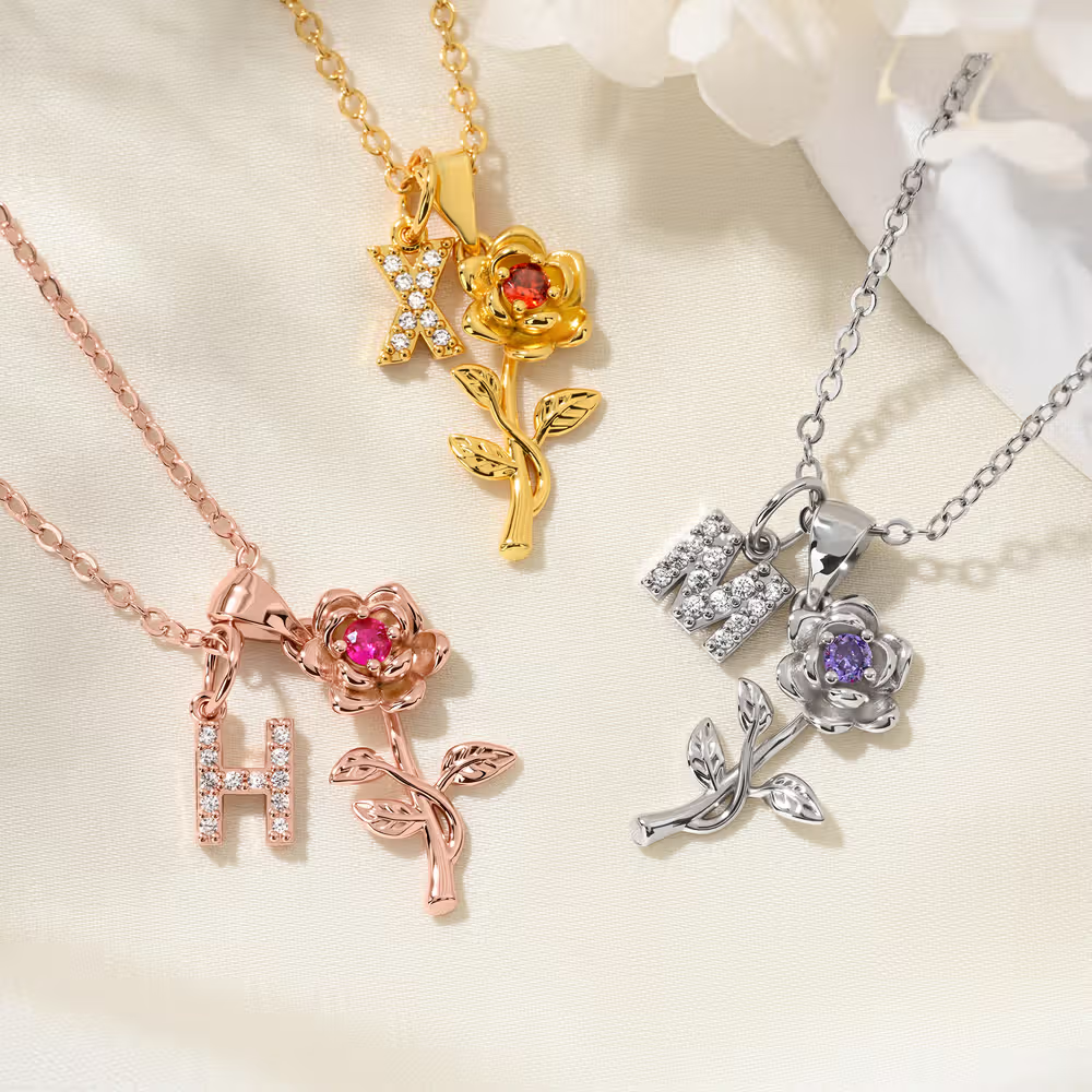 Un símbolo eterno de amor y elegancia: El exquisito collar de rosa personalizada con piedra de nacimiento e inicial para mujer
