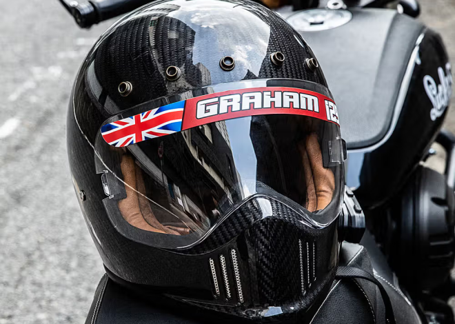 Identidad, velocidad y estilo en cada curva: El lote personalizado de 2 pegatinas para casco de moto con nombre, número, bandera y logotipo