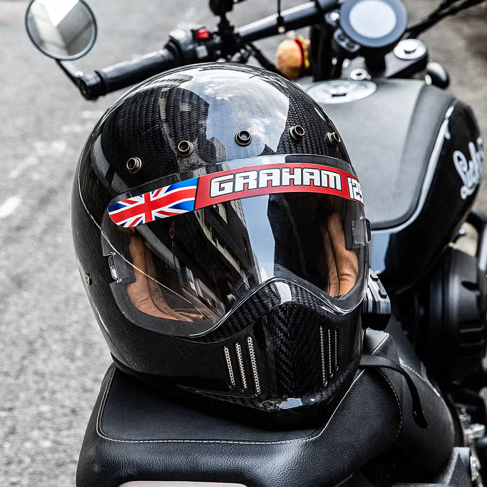 Identidad, velocidad y estilo en cada curva: El lote personalizado de 2 pegatinas para casco de moto con nombre, número, bandera y logotipo