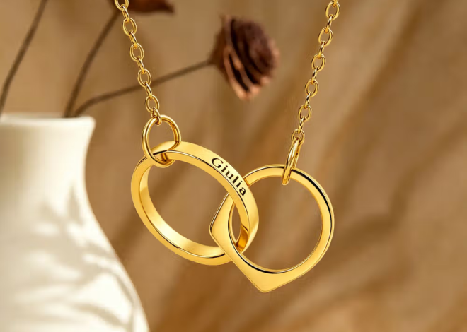 Un lazo indisoluble de amor y amistad: El exquisito collar personalizado con dos círculos entrelazados y nombre grabado