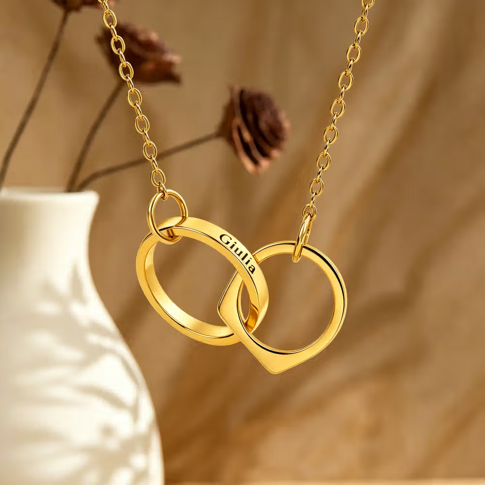 Un lazo indisoluble de amor y amistad: El exquisito collar personalizado con dos círculos entrelazados y nombre grabado
