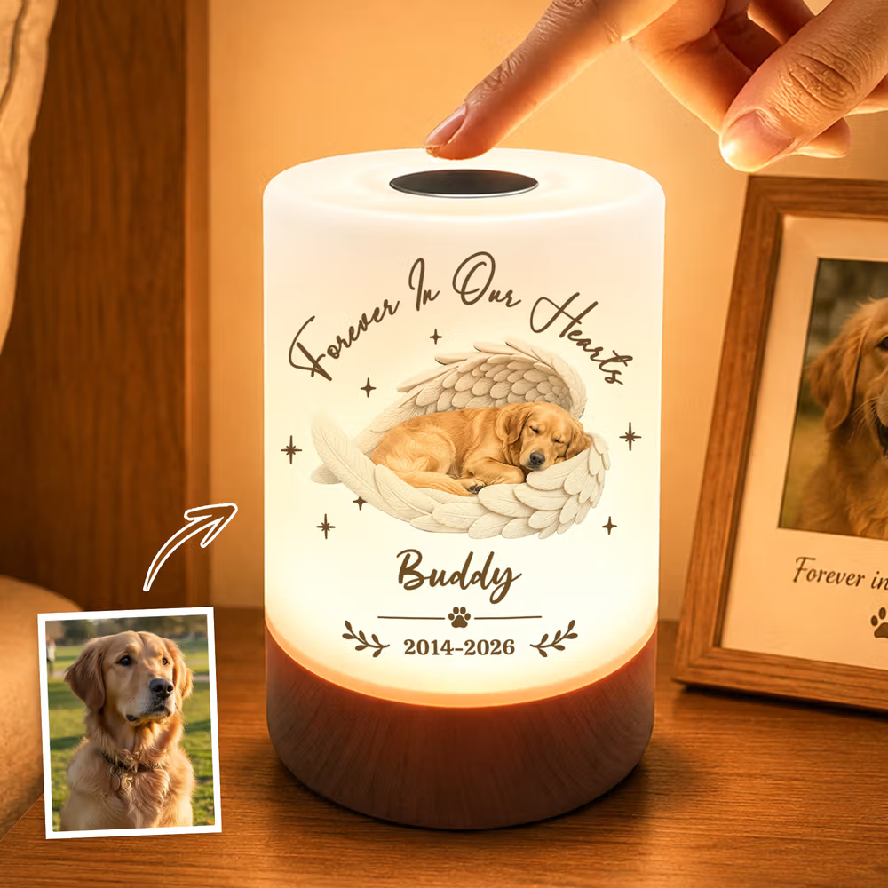 Luz nocturna personalizable con control táctil y regulable de intensidad, con imagen de una mascota con alas pintadas en acuarela, nombre, título y fecha; regalo conmemorativo de condolencia por la pé