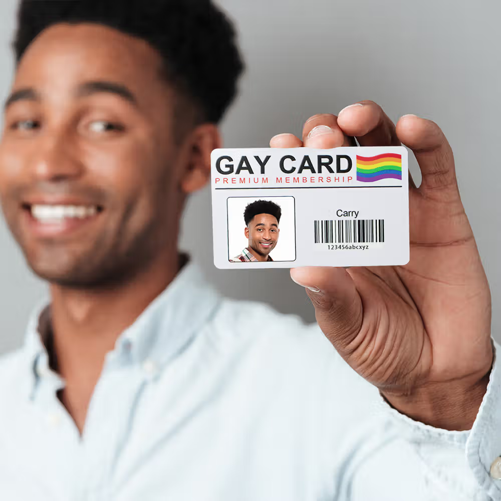 Orgullo y complicidad: El carné de identidad personalizado que celebra la diversidad con humor