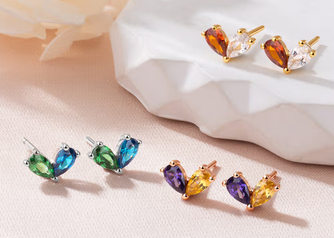 Elegancia discreta y personal: Los pendientes de corazón simétrico con piedra de nacimiento en plata de ley