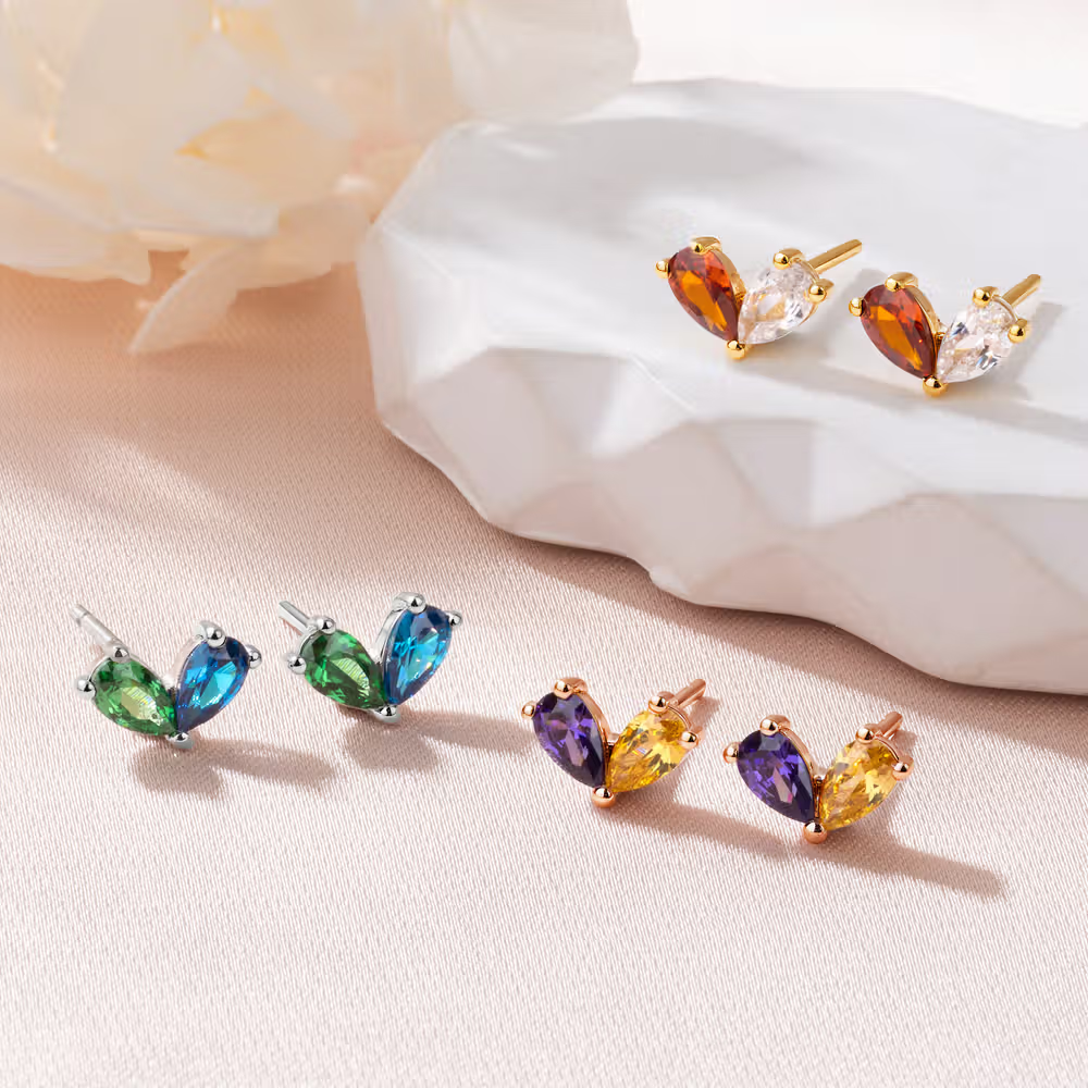 Elegancia discreta y personal: Los pendientes de corazón simétrico con piedra de nacimiento en plata de ley