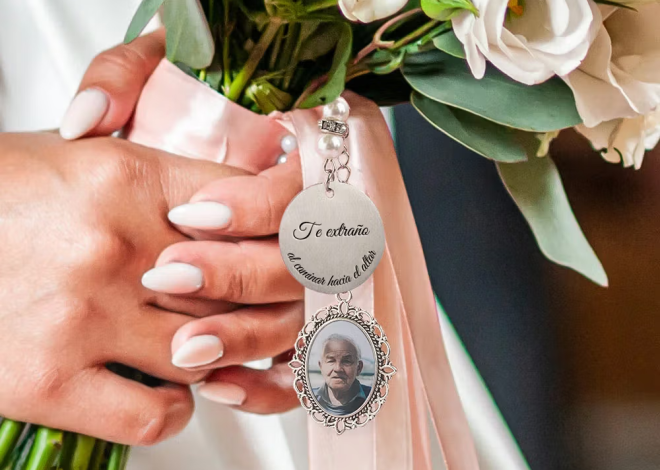 Guarda a tus seres queridos cerca del corazón: Colgante de encaje con foto para ramo de novia