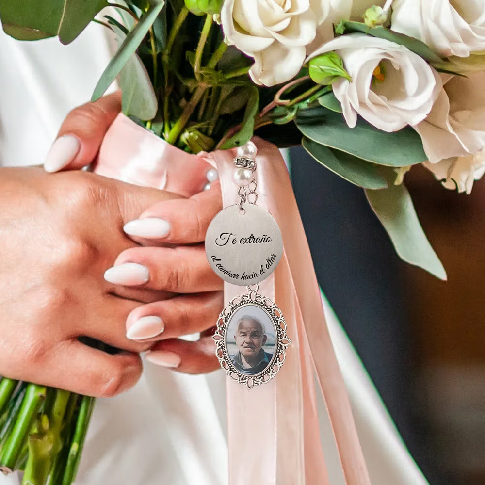 Guarda a tus seres queridos cerca del corazón: Colgante de encaje con foto para ramo de novia