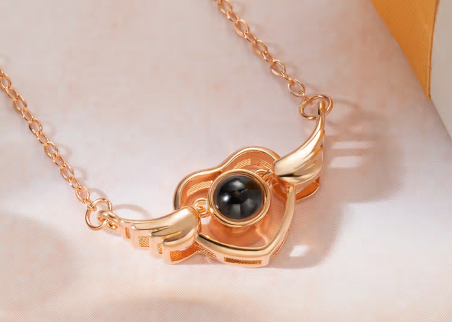 Un abrazo al corazón: El collar conmemorativo personalizado de corazón con alas y proyección de foto