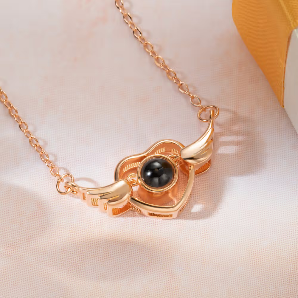 Un abrazo al corazón: El collar conmemorativo personalizado de corazón con alas y proyección de foto