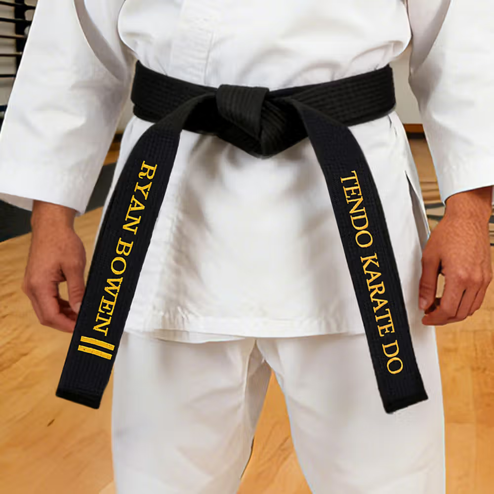 El símbolo definitivo de esfuerzo y maestría: Cinturón negro de kárate y taekwondo personalizado con texto bordado