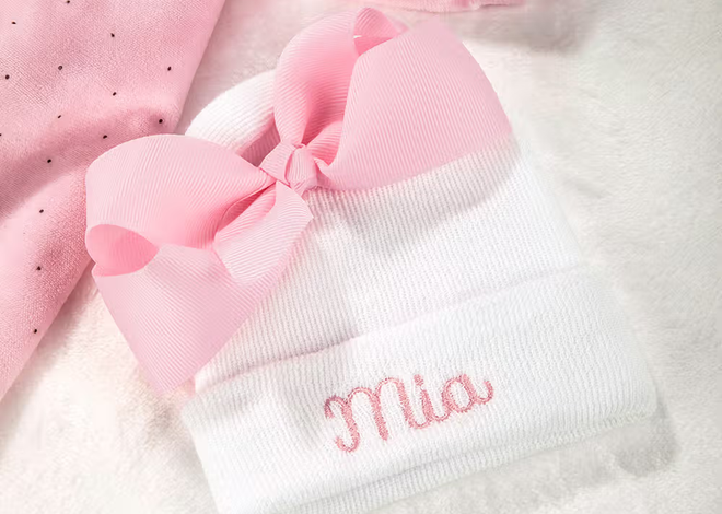 Tiempos de dulzura: El gorro de punto personalizado con lazo rosa y nombre bordado para recién nacida