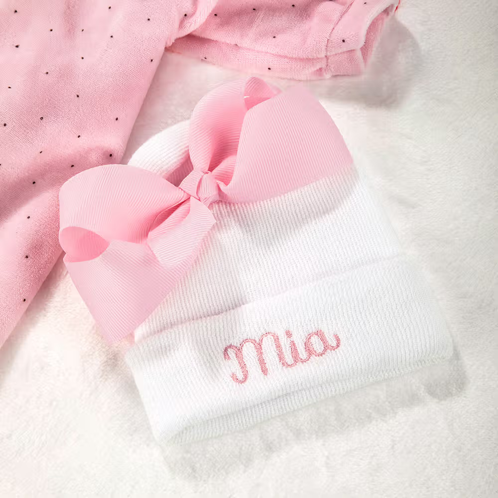 Tiempos de dulzura: El gorro de punto personalizado con lazo rosa y nombre bordado para recién nacida