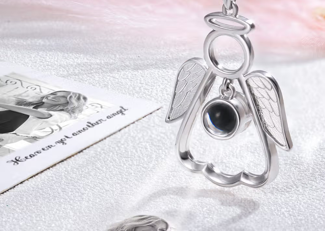 Un abrazo al corazón: Collar con proyección de foto y ángel de la guarda personalizado en memoria de un ser querido