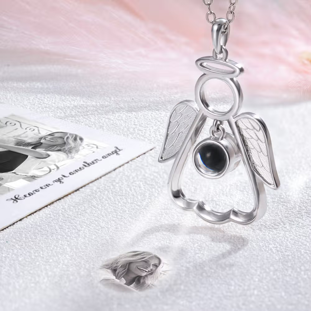 Un abrazo al corazón: Collar con proyección de foto y ángel de la guarda personalizado en memoria de un ser querido
