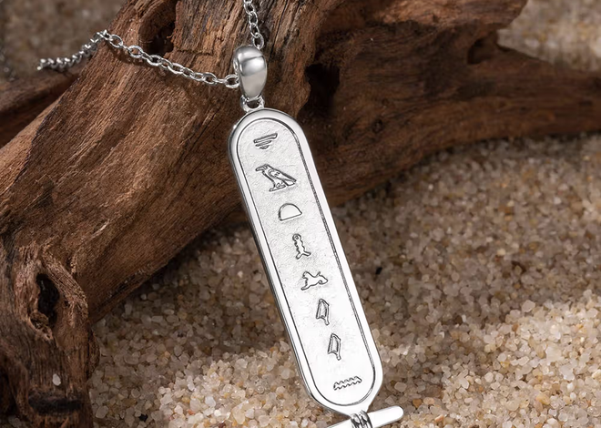Misterio y protección milenaria: Collar personalizado con cartucho egipcio y jeroglíficos con nombre